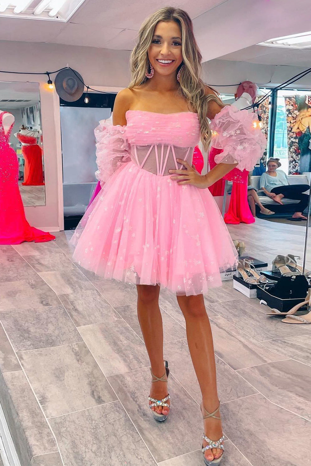 Lindo vestido rosa de corte A, sin tirantes, tipo corsé, para baile de bienvenida, con mangas cortas.