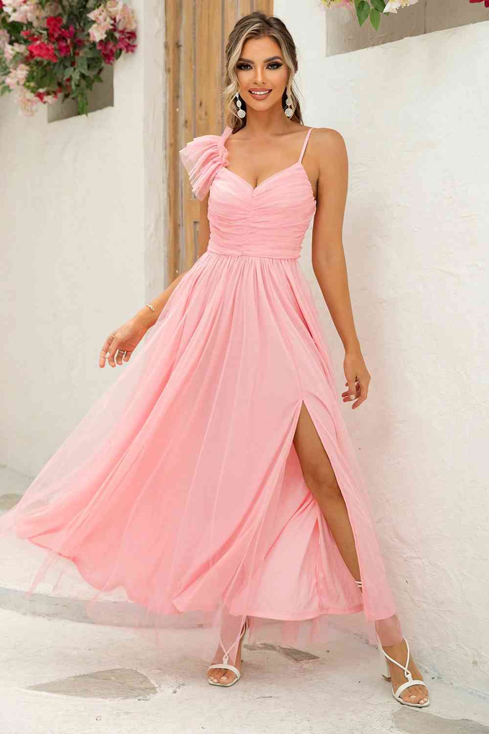 Robe asymétrique à fente froncée