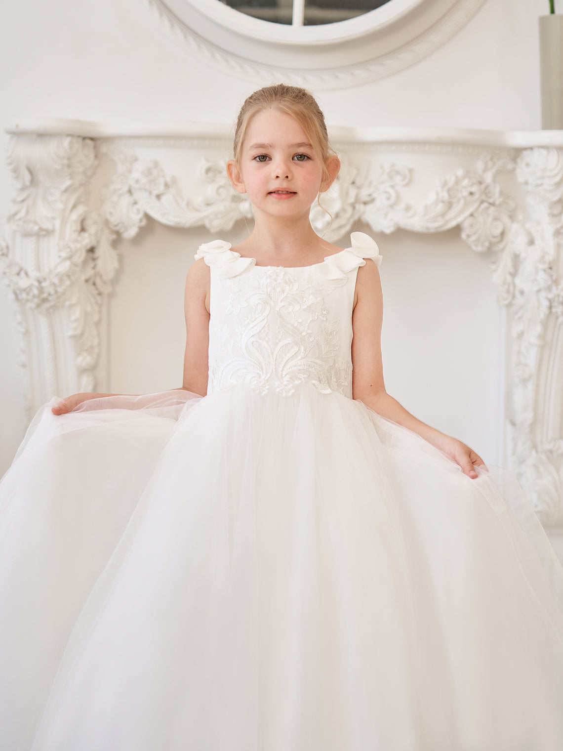 Elegante vestido blanco de tul para niña de las flores con cola corta 