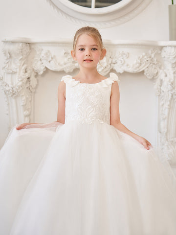 Robe de demoiselle d'honneur élégante en tulle blanc avec traîne. 