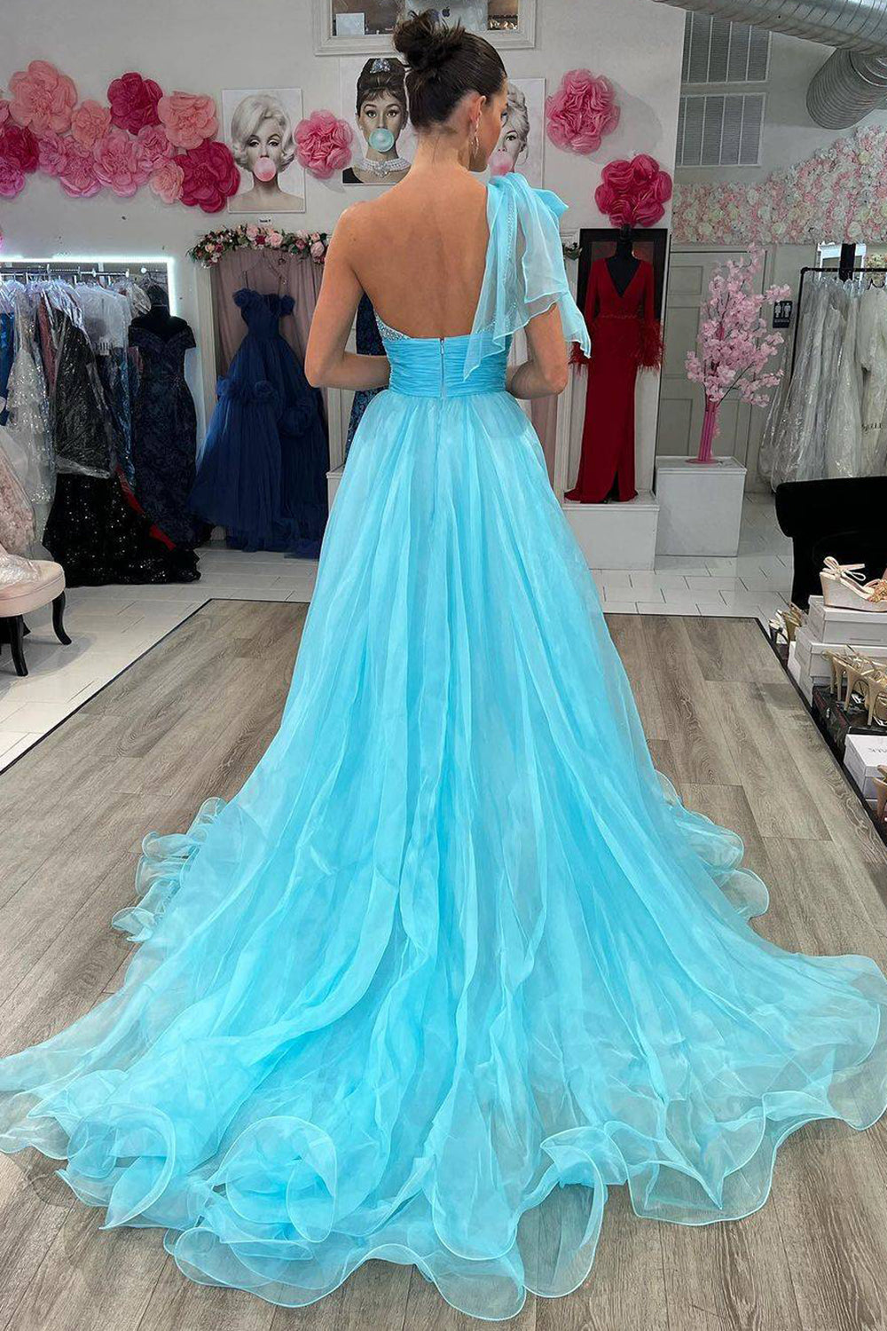 Robe de bal longue bleu ciel à une épaule, coupe trapèze, ornée de perles