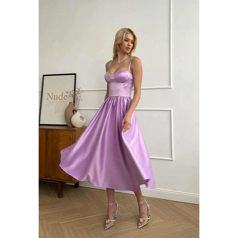 Robe de soirée mi-longue en satin froncé, simple, décolleté en cœur, sans manches 