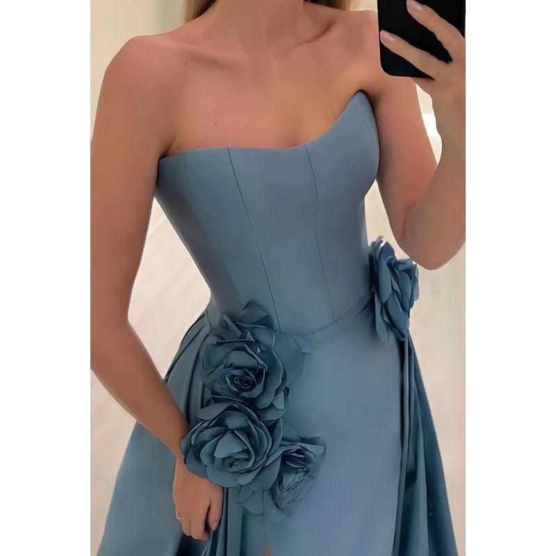 Superbe et charmante robe de bal trapèze à épaules dénudées et sans bretelles avec fente et fleur