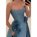 Superbe et charmante robe de bal trapèze à épaules dénudées et sans bretelles avec fente et fleur
