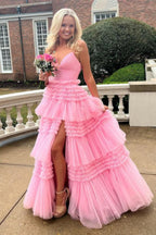 Vestido largo rosa de fiesta con tirantes finos, corte en A y abertura.