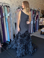 Vestido largo de fiesta negro de sirena con un solo hombro y lentejuelas escalonadas