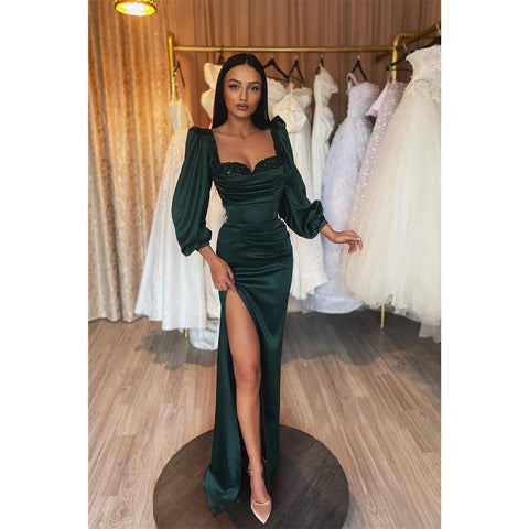 Robe de soirée longue à manches longues et décolleté en cœur avec fente