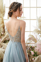 Robe de bal en tulle ornée de perles légères