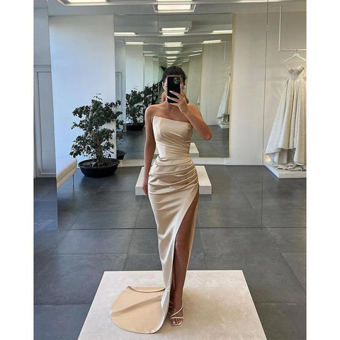 Vestido largo de fiesta sin tirantes con pliegues y abertura alta 