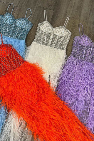 Vestido de fiesta ajustado con tirantes finos, estampado de plumas y abertura