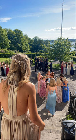 Diferentes estilos de vestidos de noche. Vestido de graduación con escote halter. Vestido de graduación rosa de tul con capas, corte en A, modelo Y288.