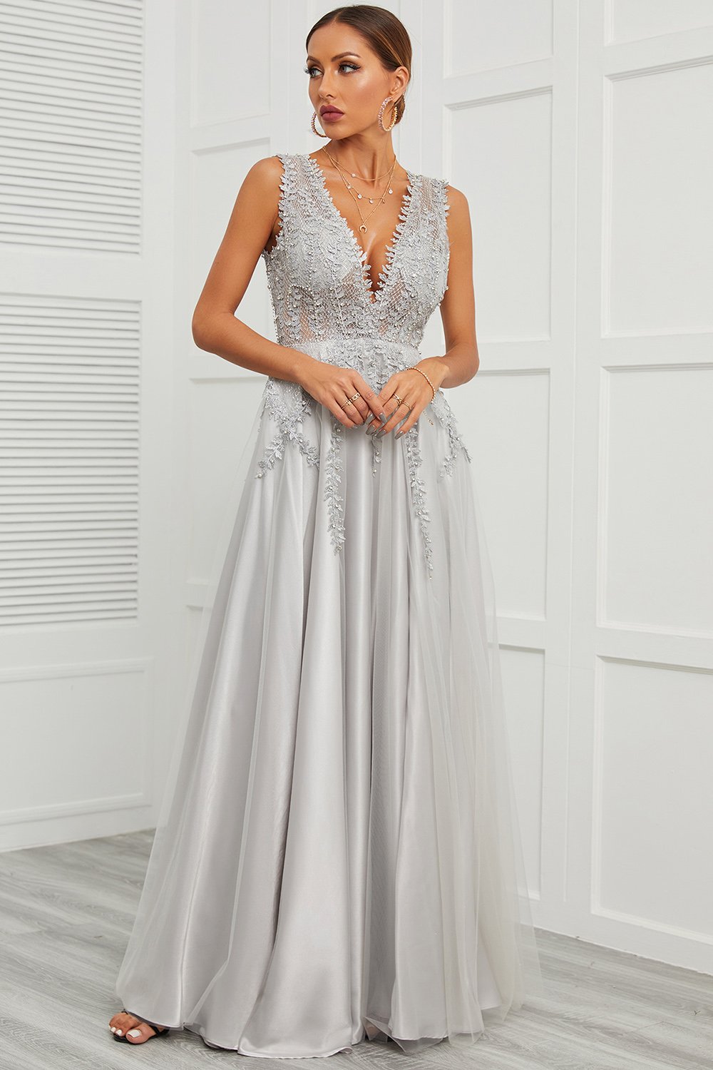 Robe de bal longue grise à décolleté en V profond et appliques