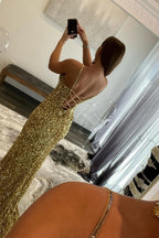Robe de bal longue sirène charmante à sequins dorés et fente, décolleté en V.