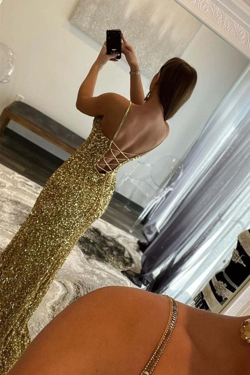 Robe de bal longue sirène charmante à sequins dorés et fente, décolleté en V.