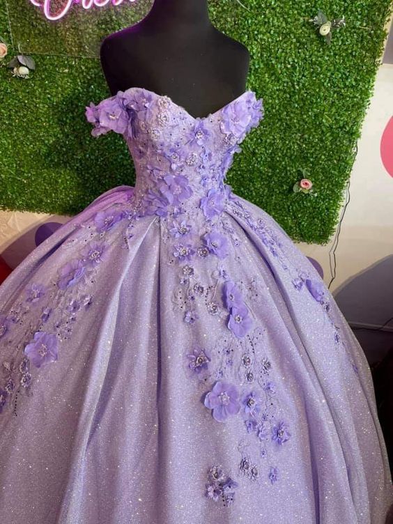 Vestido de gala lavanda con hombros descubiertos y flores 3D, ideal para quinceañeras (Y473)
