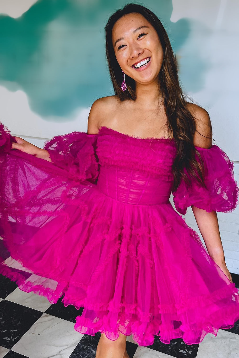 Vestido corto de fiesta de bienvenida, corte en A, manga abullonada, corsé fucsia y volantes