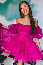 Vestido corto de fiesta de bienvenida, corte en A, manga abullonada, corsé fucsia y volantes
