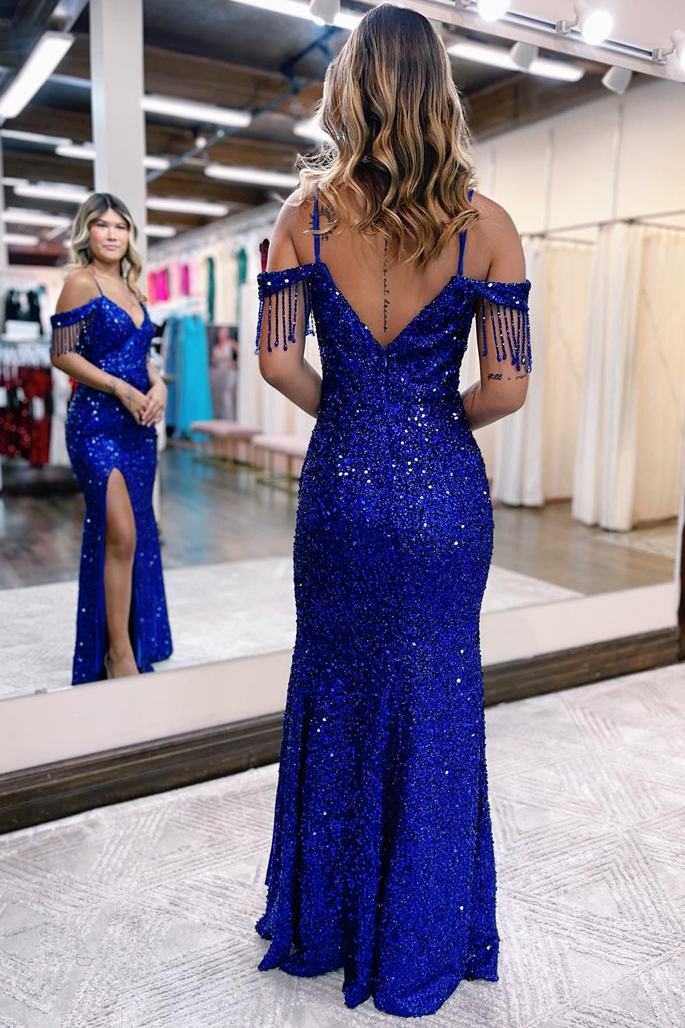 Robe de bal fourreau à sequins épaules dénudées et franges