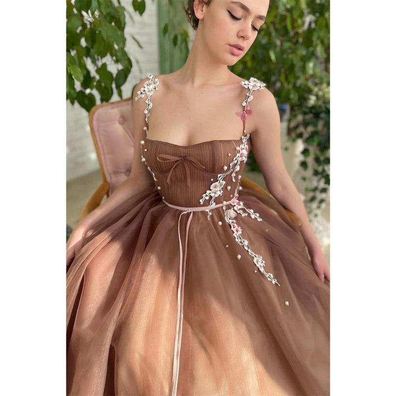 Robe de bal longue en tulle à bretelles spaghetti et appliques 