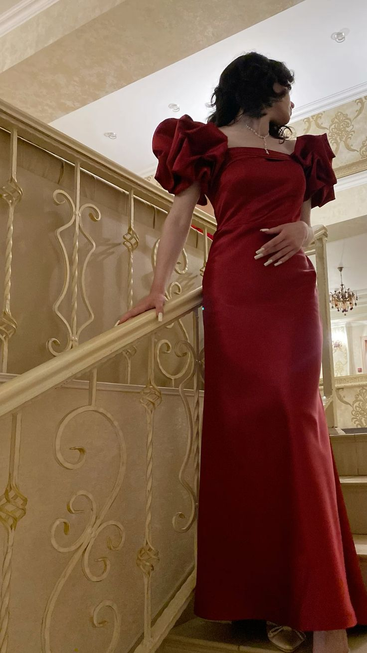 Elegante vestido de gala largo de satén rojo con mangas abullonadas Y7603