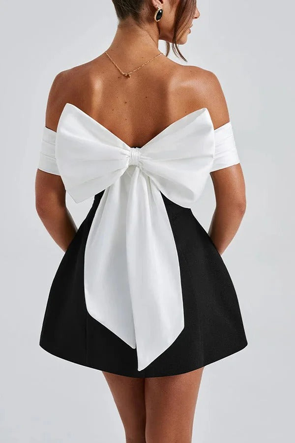 Robe courte sexy à épaules dénudées et ornée d'un nœud contrasté 