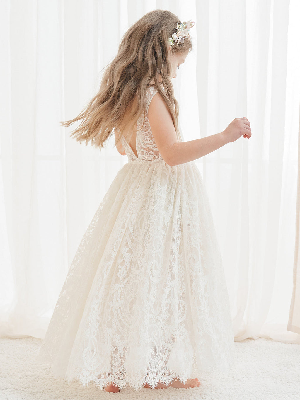 Vestido boho de niña de las flores color marfil, corte en A, de encaje y largo hasta el tobillo 