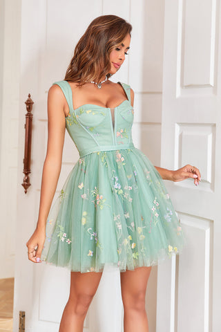 Elegante vestido corto de fiesta verde claro con escote corazón y corte en A, con bordado.