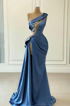Elegante vestido largo de sirena de satén con un solo hombro y abertura para baile de graduación.