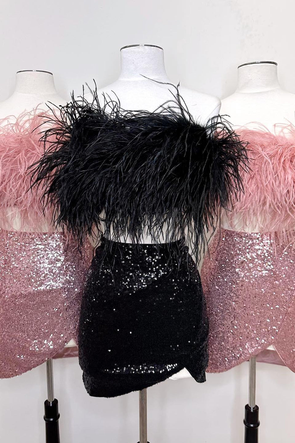 Vestido corto negro de dos piezas sin tirantes para fiesta de bienvenida con plumas