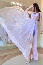 Vestido de fiesta lila con corsé, tirantes finos y corte en A, espalda cruzada.