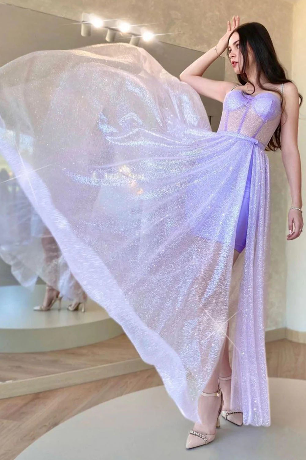 Vestido de fiesta lila con corsé, tirantes finos y corte en A, espalda cruzada.