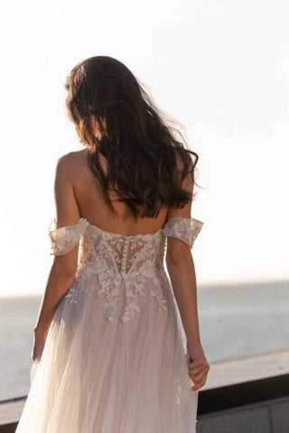 Fabuloso vestido de novia blanco de corte A, sin mangas, con encaje, hombros descubiertos y volantes.