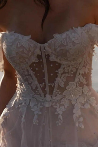 Fabuloso vestido de novia blanco de corte A, sin mangas, con encaje, hombros descubiertos y volantes.