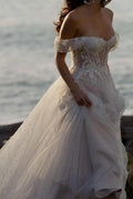 Fabuloso vestido de novia blanco de corte A, sin mangas, con encaje, hombros descubiertos y volantes.