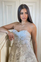 Fabuleuse robe de mariée blanche en dentelle, coupe trapèze, décolleté cœur, sans manches, ornée d'appliques