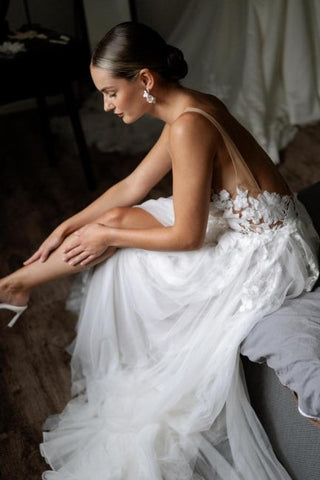 Fabuloso vestido de novia blanco de corte A, escote en V, sin mangas, con encaje y apliques.