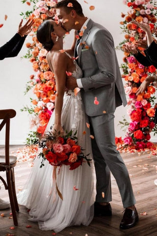 Fabuloso vestido de novia blanco de corte A, escote en V, sin mangas, con encaje y apliques.