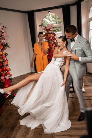 Fabuloso vestido de novia blanco de corte A, escote en V, sin mangas, con encaje y apliques.