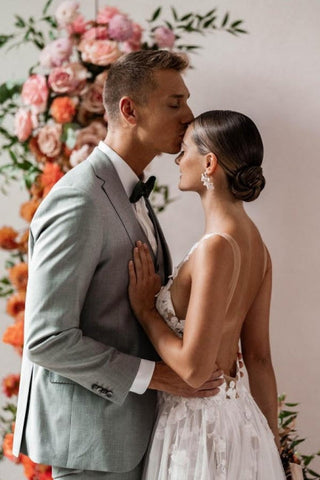 Fabuloso vestido de novia blanco de corte A, escote en V, sin mangas, con encaje y apliques.