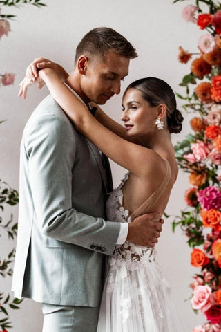 Fabuloso vestido de novia blanco de corte A, escote en V, sin mangas, con encaje y apliques.