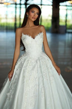 Magnifiques robes de mariée blanches sans manches, coupe trapèze, col en V et dentelle, ornées d'appliqués