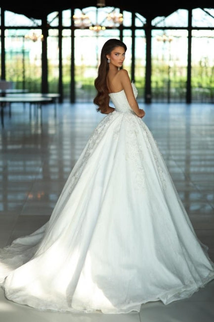 Magnifiques robes de mariée blanches sans manches, coupe trapèze, col en V et dentelle, ornées d'appliqués