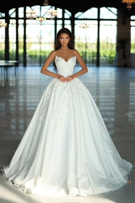 Magnifiques robes de mariée blanches sans manches, coupe trapèze, col en V et dentelle, ornées d'appliqués