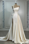 Magnifique robe de mariée trapèze en satin, asymétrique, sans manches, à volants et fendue sur le devant.