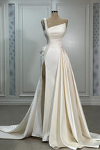 Magnifique robe de mariée trapèze en satin, asymétrique, sans manches, à volants et fendue sur le devant.