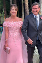 Magnifique robe colonne en dentelle pour la mère de la mariée, robe de demoiselle d'honneur rose sans manches à épaules dénudées ornée d'appliqués