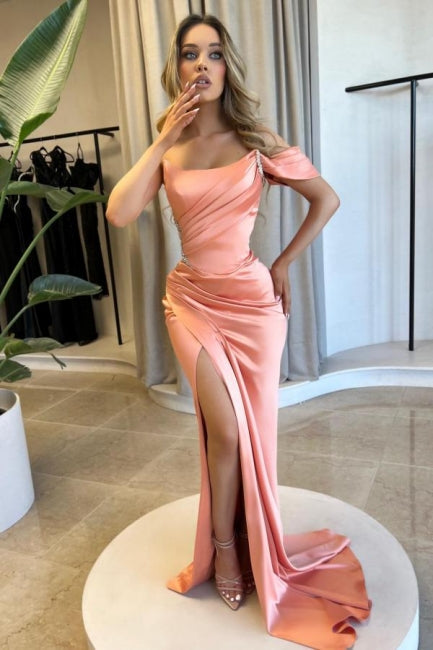 Fabuloso vestido de fiesta de satén, corte columna, un solo hombro, sin mangas y con abertura frontal.