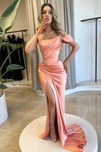 Fabuloso vestido de fiesta de satén, corte columna, un solo hombro, sin mangas y con abertura frontal.