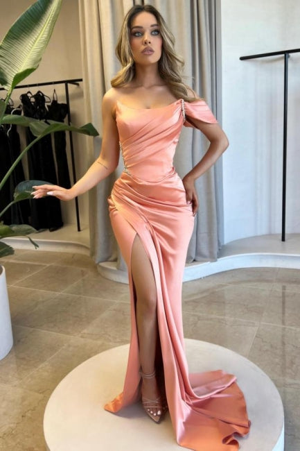 Fabuloso vestido de fiesta de satén, corte columna, un solo hombro, sin mangas y con abertura frontal.