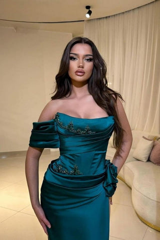 Fabuloso vestido de fiesta de corte columna, sin mangas, de satén, con escote redondo y volantes